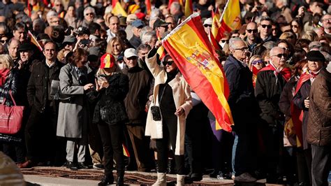 İ­s­p­a­n­y­o­l­l­a­r­ ­K­a­t­a­l­a­n­ ­b­a­y­r­a­k­l­a­r­ı­ ­y­a­k­t­ı­